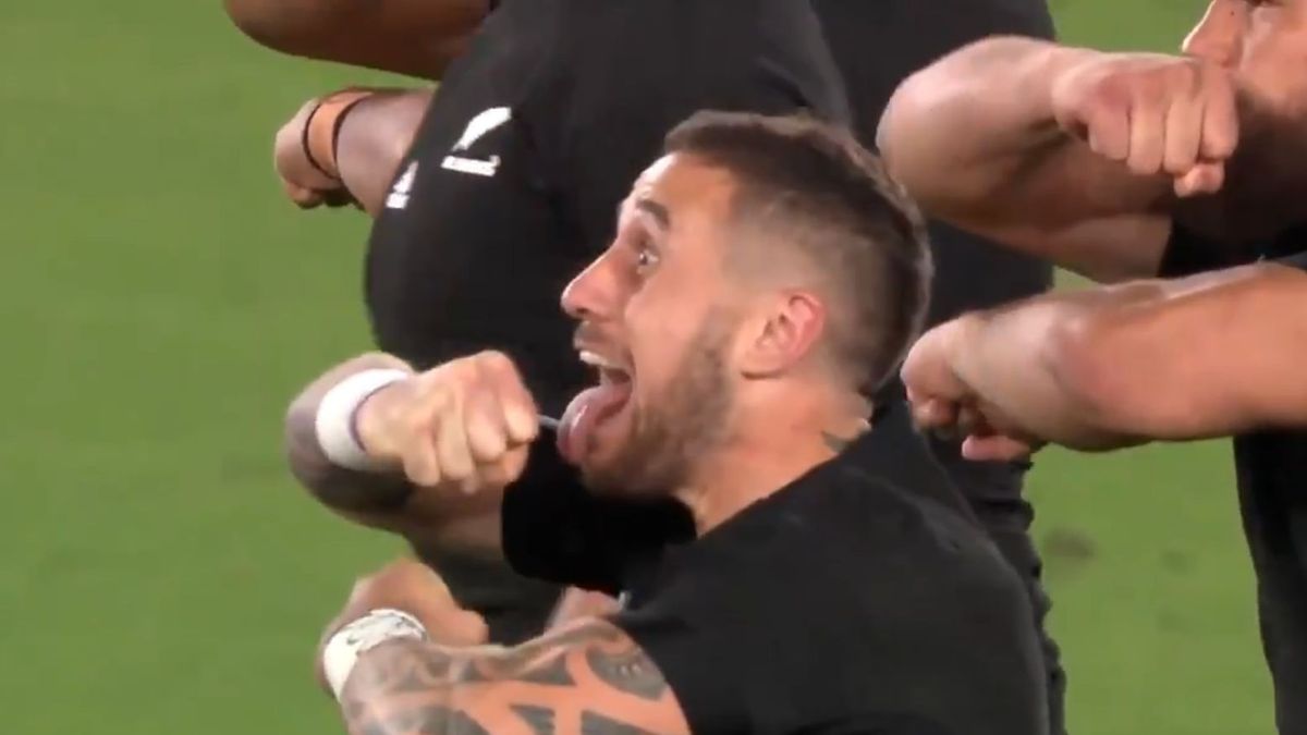 rugbyści Nowej Zelandii wykonują hakę - rytualny taniec - przed meczem z RPA