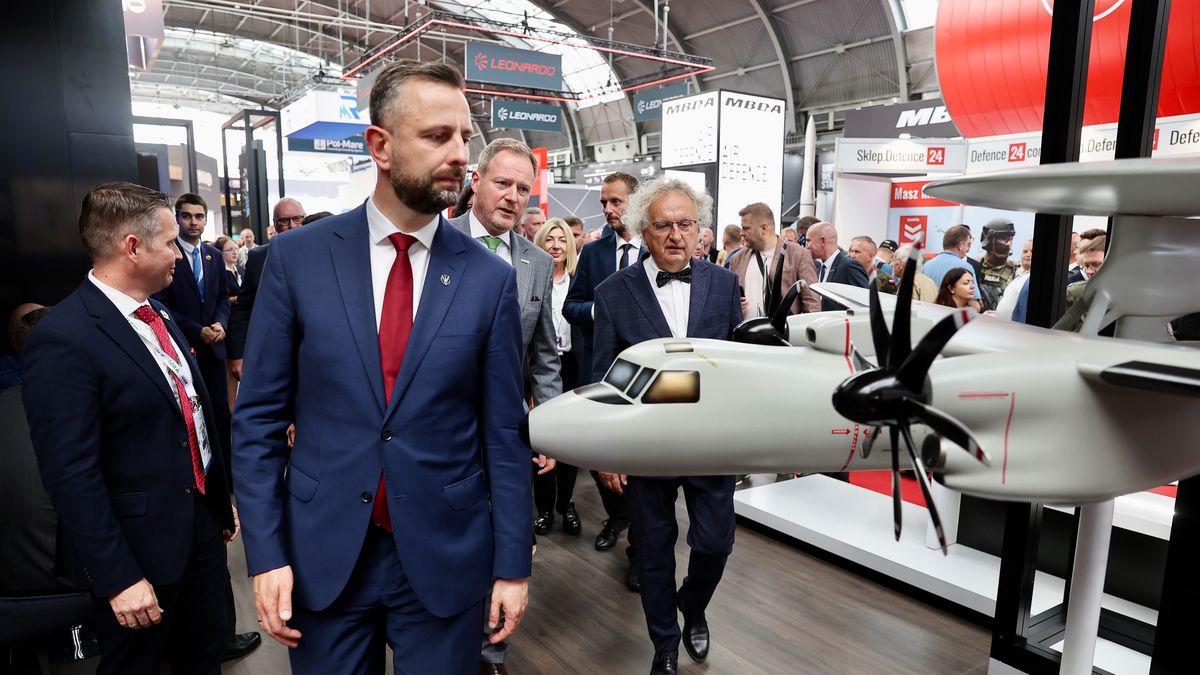 Kielce, 02.09.2025. Wicepremier, minister obrony narodowej Władysław Kosiniak-Kamysz (L) i prezes zarządu Targów Kielce Andrzej Mochoń (P) podczas zwiedzania XXXIII Międzynarodowego Salonu Przemysłu Obronnego, 2 bm. na terenie Centrum Kongresowego Targów Kielce w Kielcach. (aldg) PAP/Adam Kumorowicz