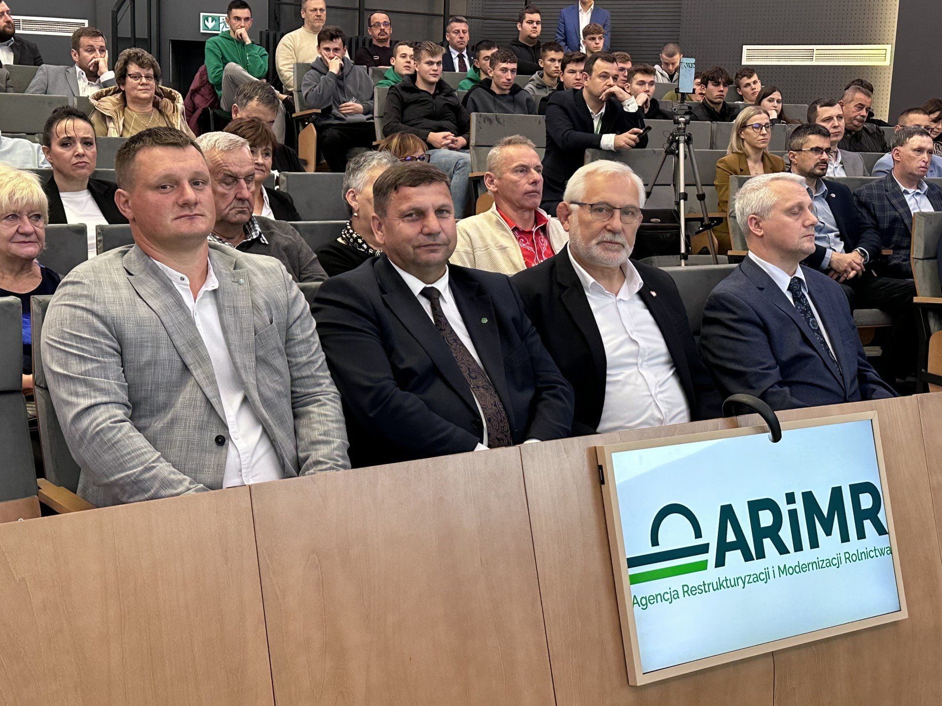 Spotkanie w urzędzie wojewódzkim o kryzysie w rolnictwie. Wnioski trafią do ministerstwa. Na zdjęciu w środku: wicewojewoda Michał Skotnicki i poseł Lucjan Pietrzczyk