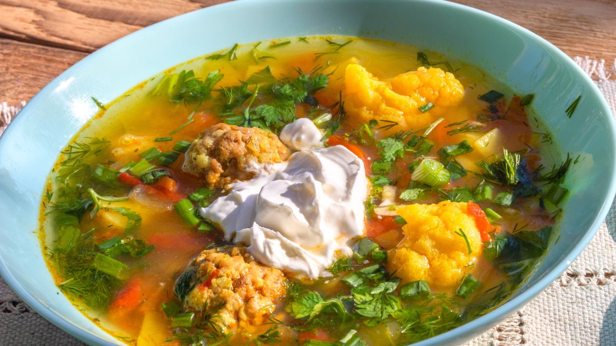 Pyszna zupa kalafiorowa z klopsikami