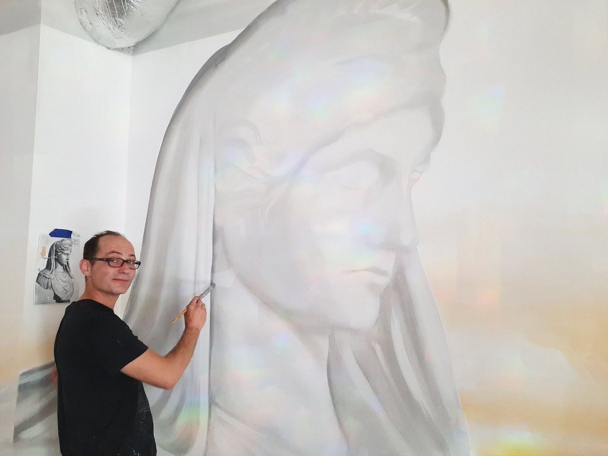 Artysta malarz Marcin Wilkoszewski maluje ujmujący portret Demeter.
