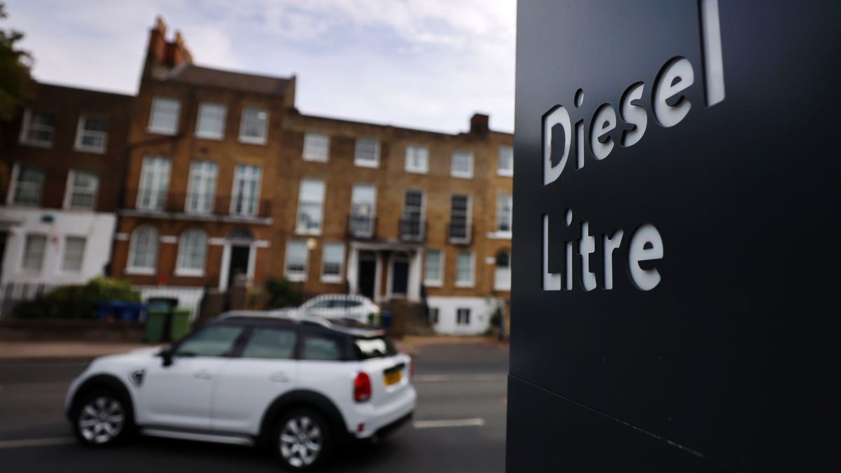 A customer departs a diesel pump at a petrol station in London, Britain, 28 September 2026. The price of diesel in the UK has hits a record high, as fuel prices continue to be driven up due the ongoing conflict in the Middle East. EPA/ANDY RAIN Dostawca: PAP/EPA.