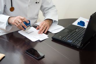 Alarmujące dane z ZUS-u. Coraz więcej zwolnień lekarskich z kodem "C"