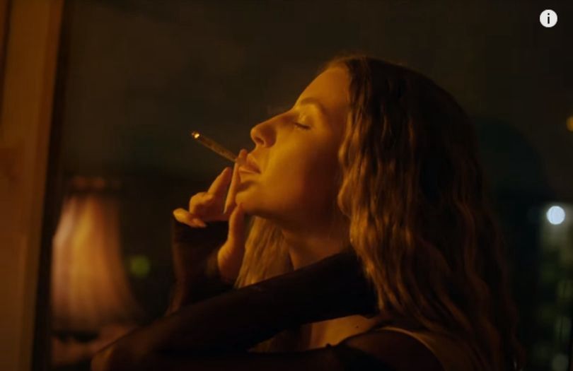 Julia Wieniawa w teledysku duetu Kacperczyk