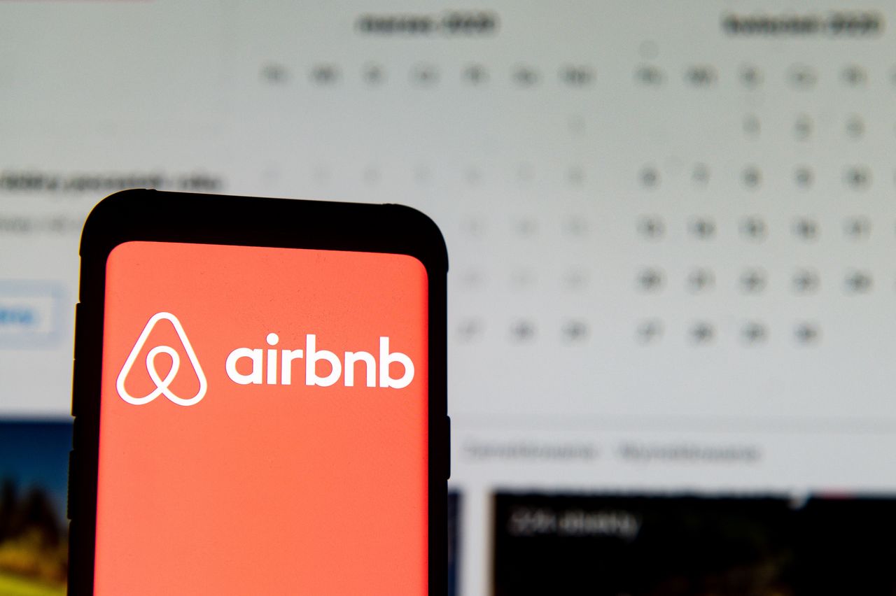 Wakacje 2020. Milion rezerwacji na AirBnb w ciągu jednego dnia. Nowe zasady uderzają w młodych