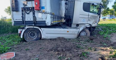 Tir wymusił pierwszeństwo. Zdmuchnął z drogi volkswagena