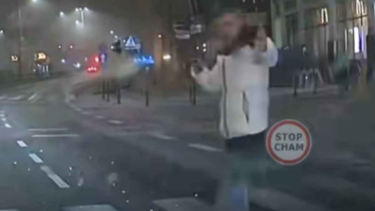 Pieszy rozmawiał przez telefon i zlekceważył czerwone światło.