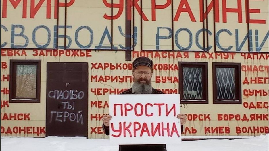 Pikiety w całej Rosji. "Wybacz Ukraino". Na zdjęciu: Dmitrij Skurichin, który na swoim sklepie wymalował nazwy zbombardowanych przez Rosjan miejscowości w  Ukrainie. 