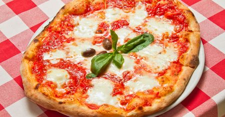 Mała pizza z serem na cienkim cieście (Pizza Hut)