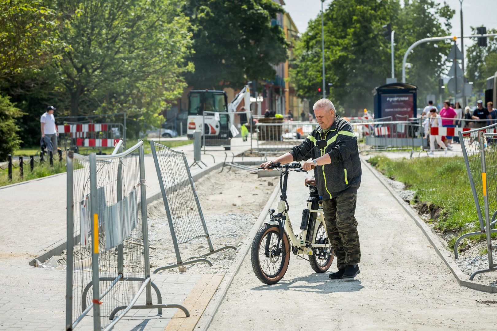 Jeszcze przed wakacjami ma zostać ułożona nawierzchnia nowych ścieżek dla jednośladów na odcinkach od Modrzewiowej do Czerkaskiej po wschodniej stronie ulicy oraz od Dwernickiego do Czerkaskiej po zachodniej.
