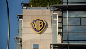 Właściciel TVN tnie wydatki. Kolejny kontrakt rozwiązany