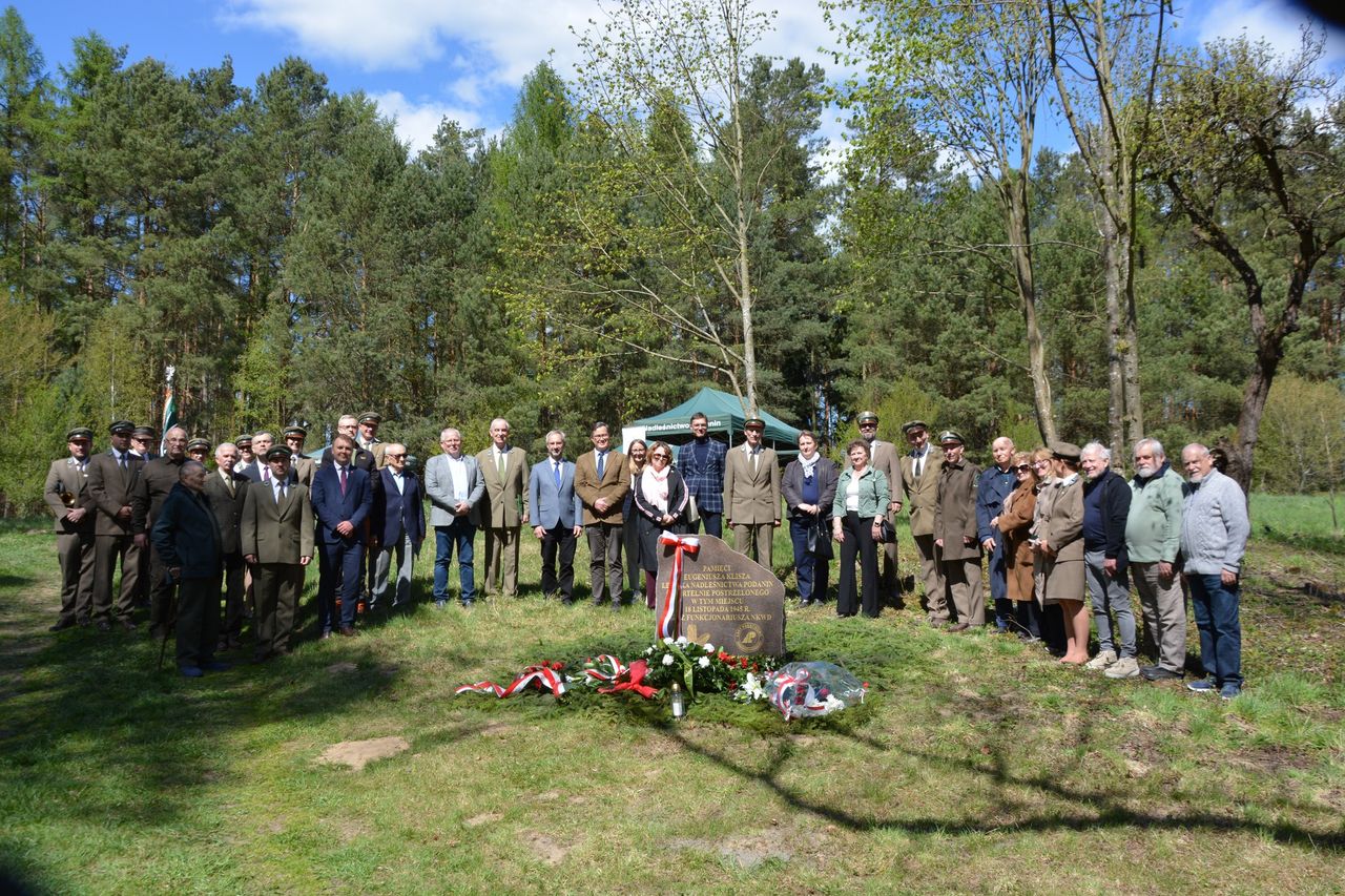 Na Papierni odsłonięto kamień ku pamięci Eugeniusza Klisza – leśnika zamordowanego przez NKWD