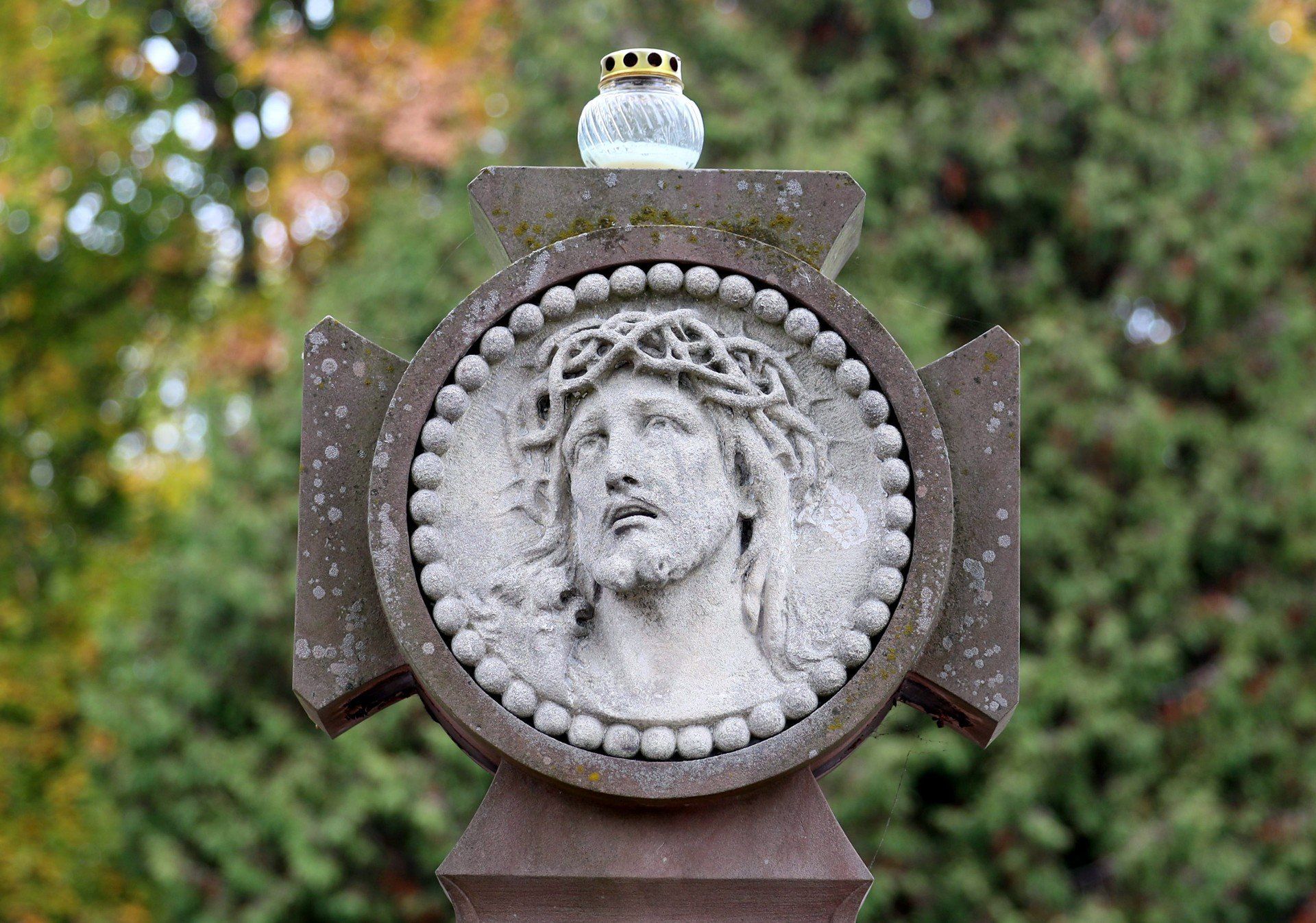 Szczotki w ruch! Rozpoczęło się sprzątanie grobów przed 1.11. Zobacz zdjęcia z cmentarza przy Lipowej w Lublinie.