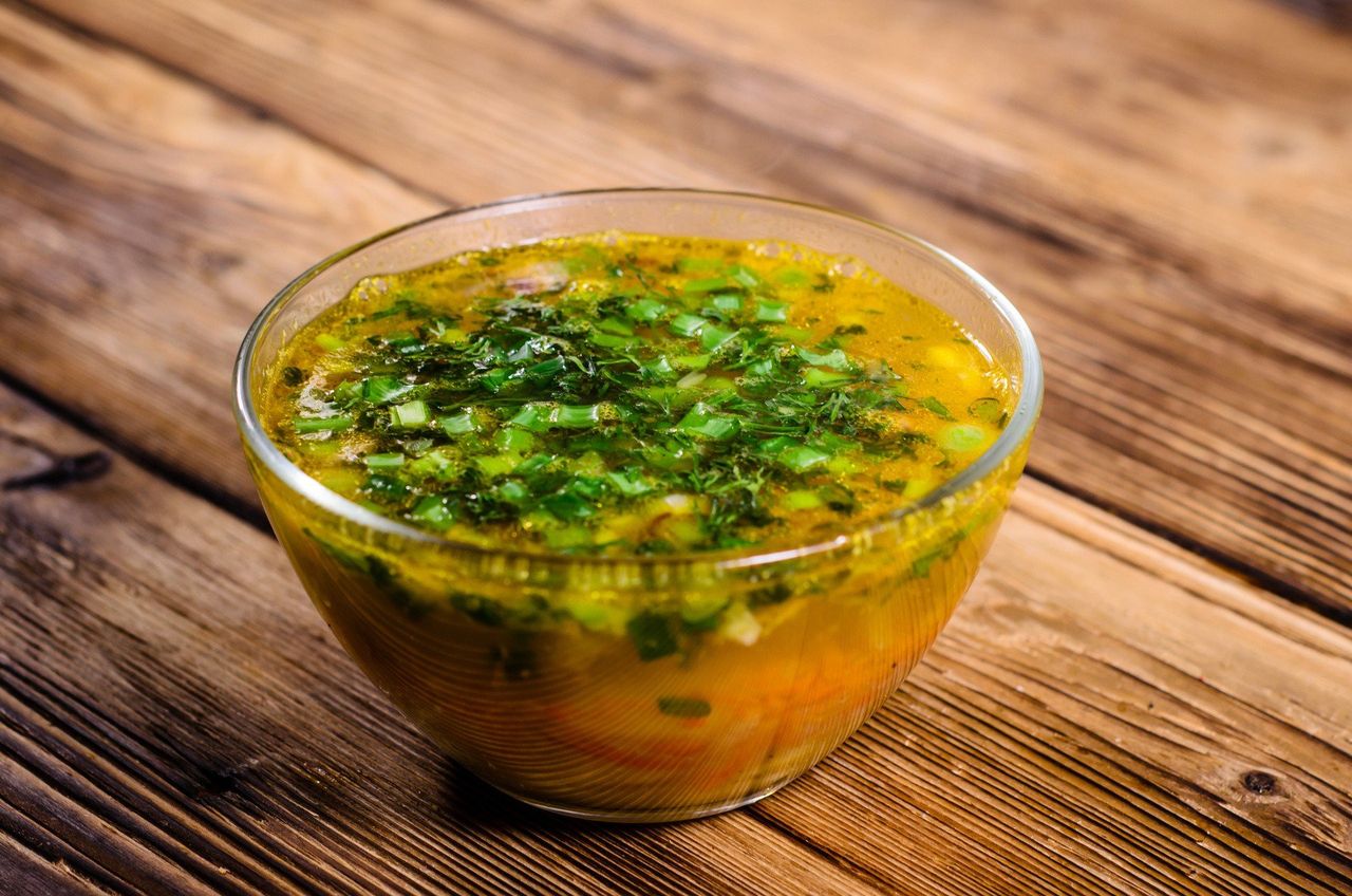 Zupa mocy postawi cię na nogi po chorobie. Im dłużej ją gotujesz, tym lepiej działa