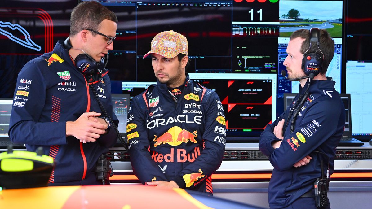 Zdjęcie okładkowe artykułu: Materiały prasowe / Red Bull / Na zdjęciu: Sergio Perez (w środku) w rozmowie z inżynierami