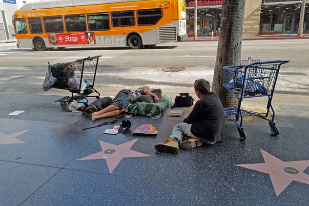 Bezdomnych można spotkać nawet na słynnej "Alei Gwiazd" w Los Angeles