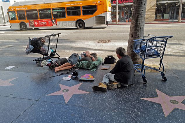 Bezdomnych można spotkać nawet na słynnej "Alei Gwiazd" w Los Angeles