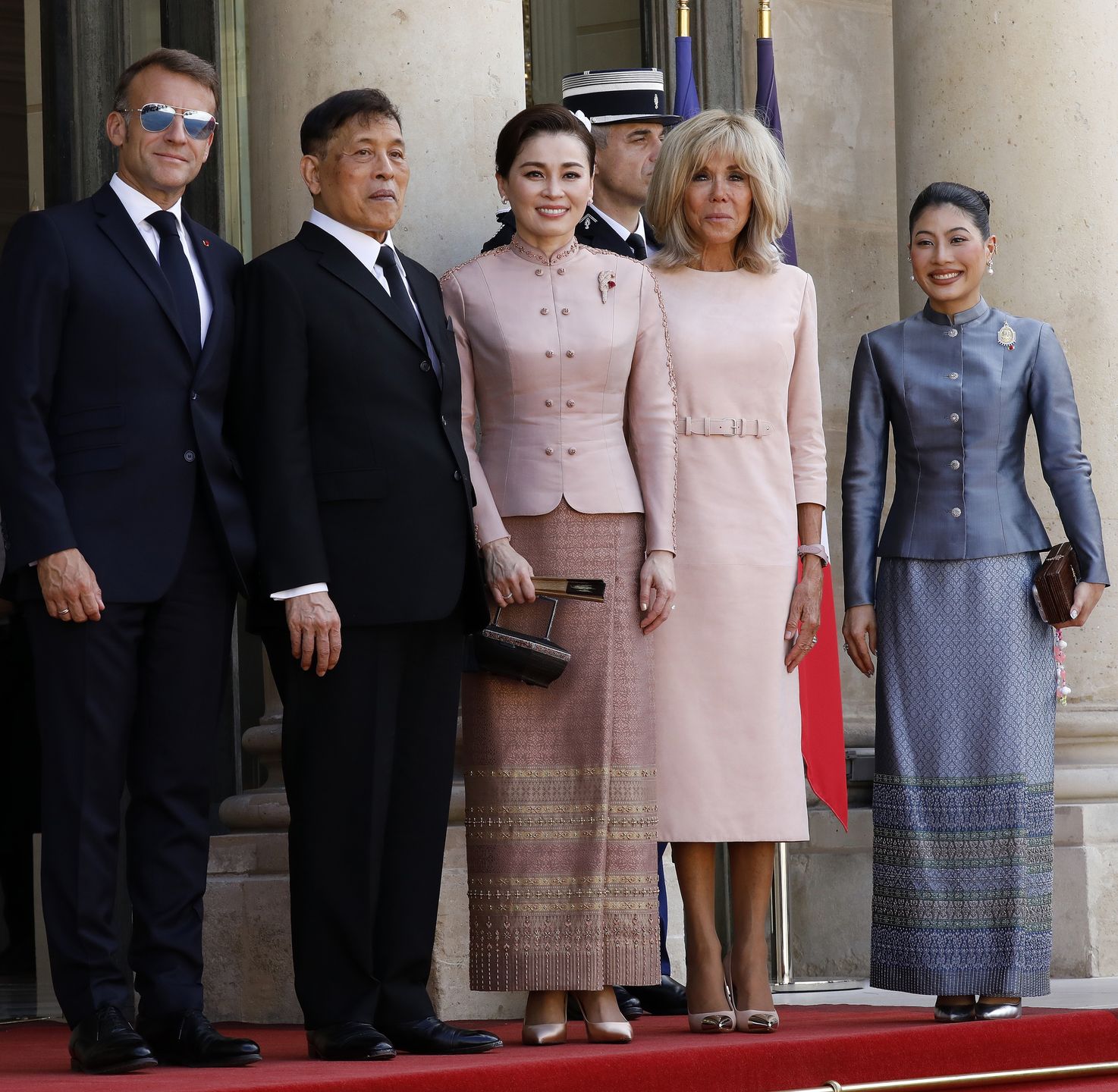 Emmanuel i Brigitte Macronowie witają króla Tajlandii z żoną