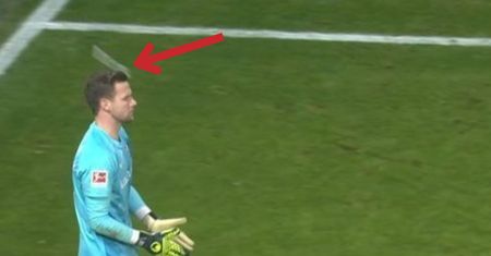 Skandal w trakcie meczu Bundesligi. Kibic zaatakował piłkarza