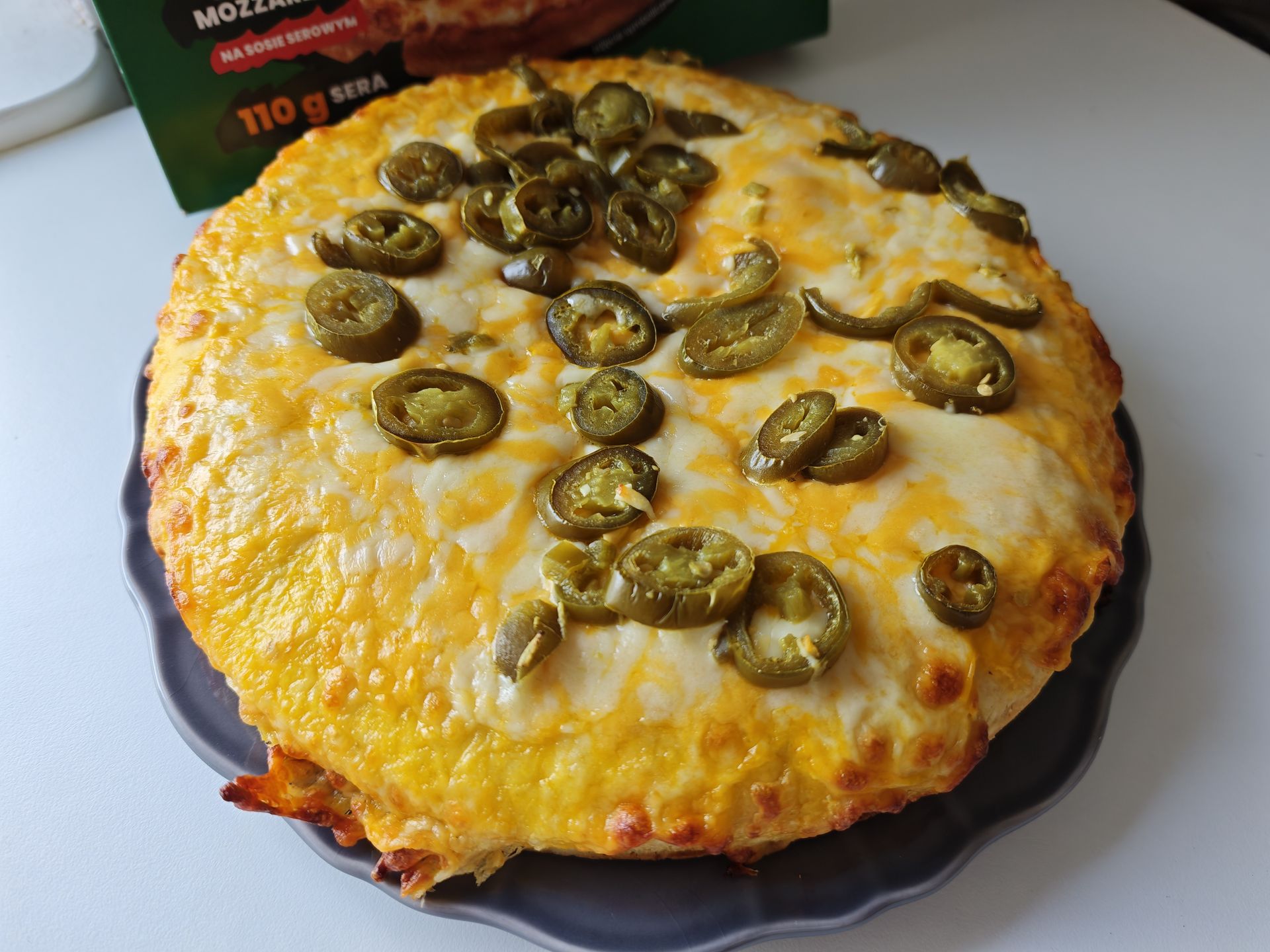 Serowa pizza z jalapeno