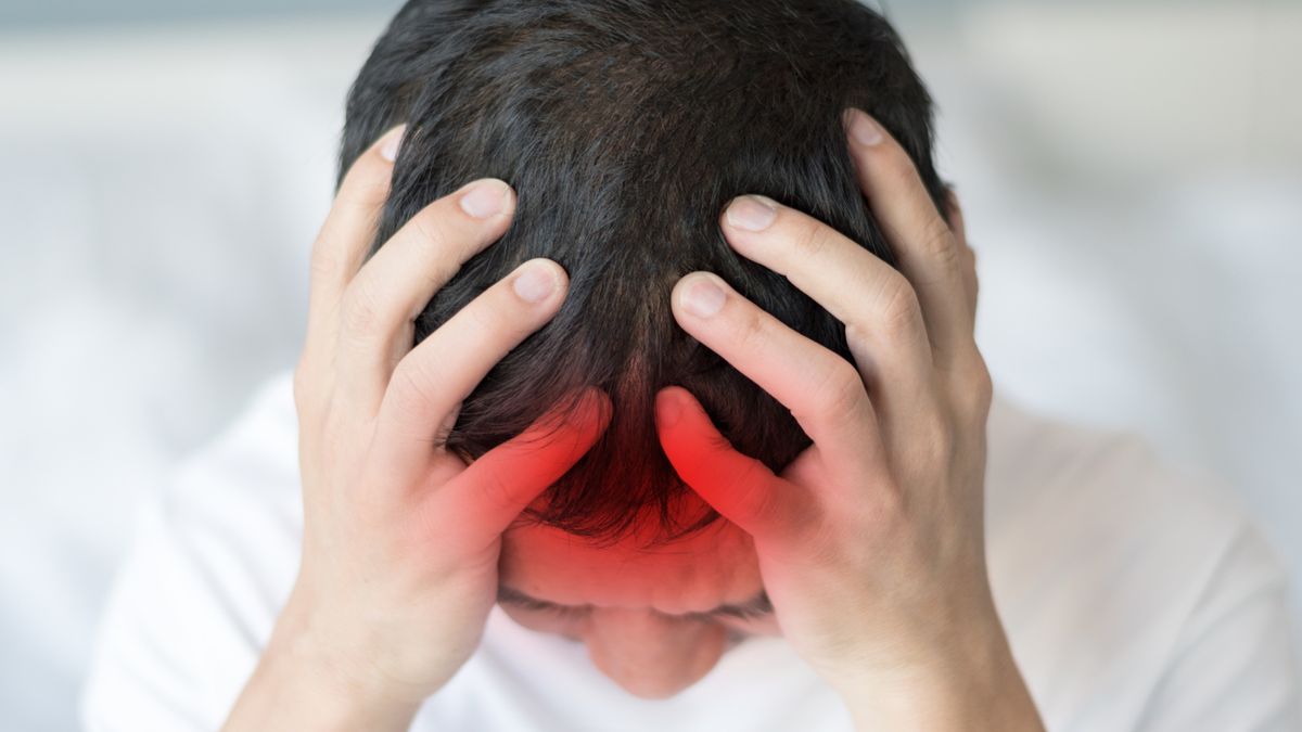 Opryszczkowe zapalenie mózgu objawia się silnym, pulsującym bólem głowy i zaburzeniami mowy