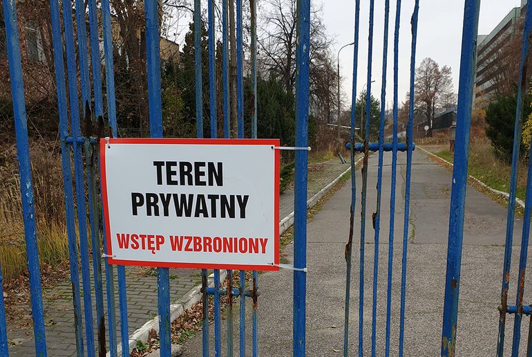 Bramy stadionu przy ul. Racławickiej w Warszawie.