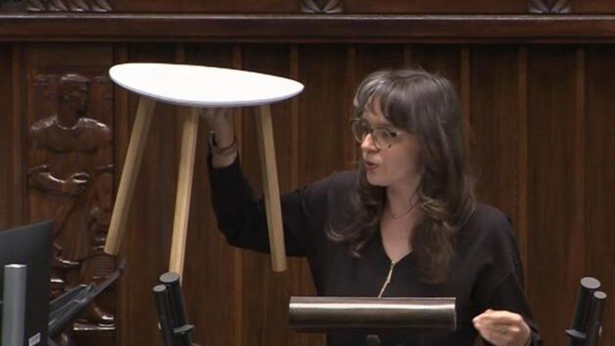 Jachira pojawiła się na mównicy z rekwizytem.