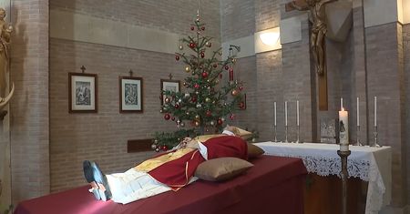 Ciało Benedykta XVI wystawione. Jest nagranie z Klasztoru Mater Ecclesiae