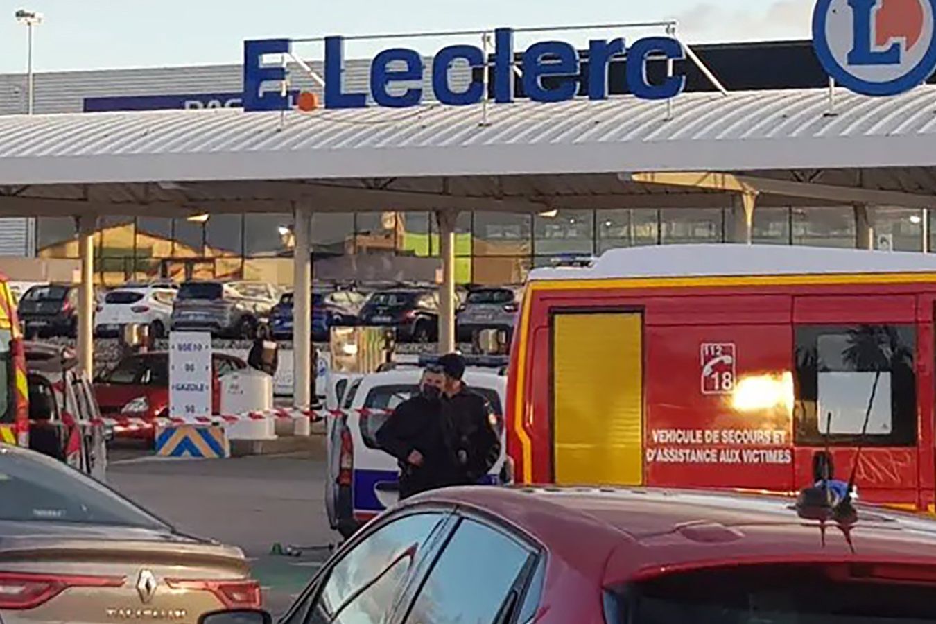 Francja. Azylant ranił dwie policjantki szablą. Był podejrzany o kradzież auta