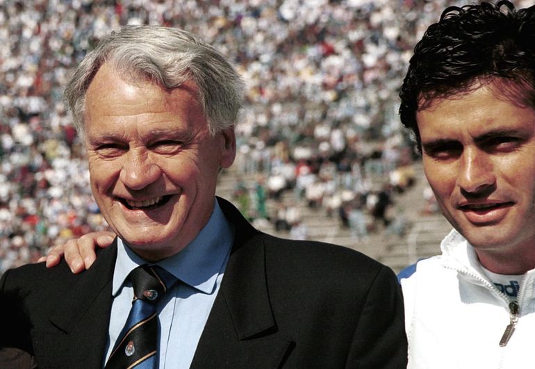 Na zdjęciu: Bobby Robson i Jose Mourinho. Fot. FRANCISCO NEVES/PAP/EPA