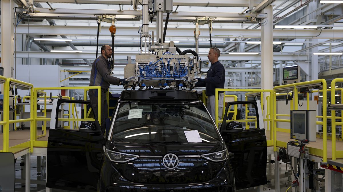 (FILE) - A VW ID. Buzz AD at the Volkswagen commercial vehicle electric car factory in Hanover, Germany, 04 March 2026 (reissued 03 September 2026). The Volkswagen Group announced on 03 September 2026, that its Supervisory Board unanimously approved the Executive Board's 'Future Plan 2030' transformation strategy. The plan includes the potential cut of approximately 50,000 jobs worldwide, while aiming to boost group profitability by scaling annual production capacity down to nine million units and streamlining its model lineup by around 50 percent. EPA/CHRISTOPHER NEUNDORF Dostawca: PAP/EPA.