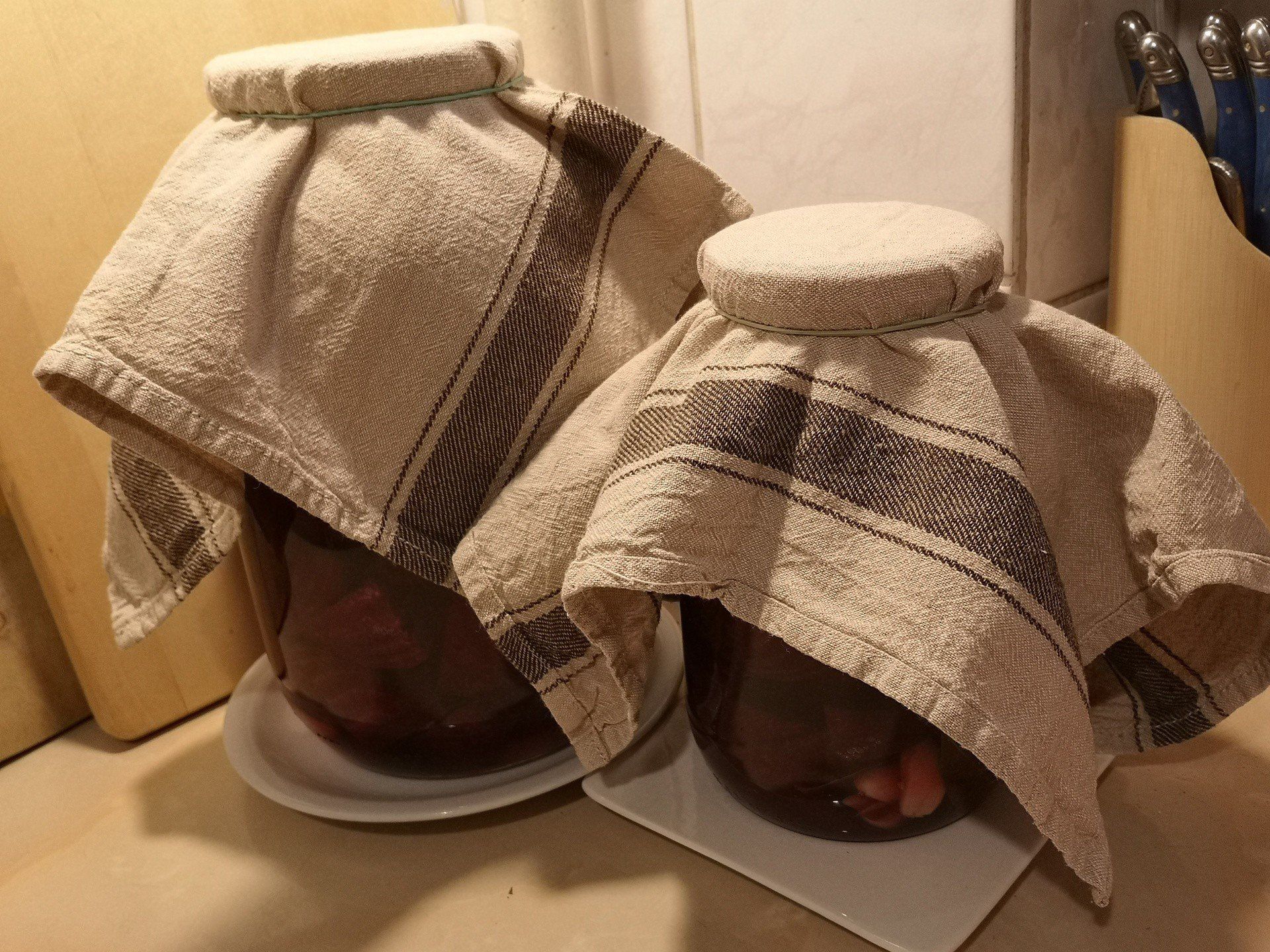 Słoiki z zakwasem stawiam w ciepłym miejscu, to jest koło rurki od kaloryfera w kuchni