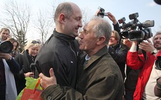 Białoruś tłumaczy, dlaczego zwalnia więźniów