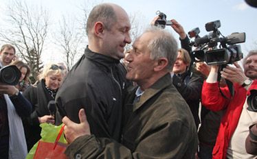 Białoruś tłumaczy, dlaczego zwalnia więźniów
