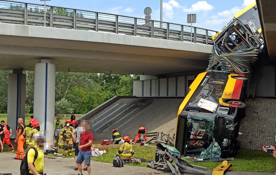 Autobus wypadł z wiaduktu w Warszawie. Jedna osoba nie żyje