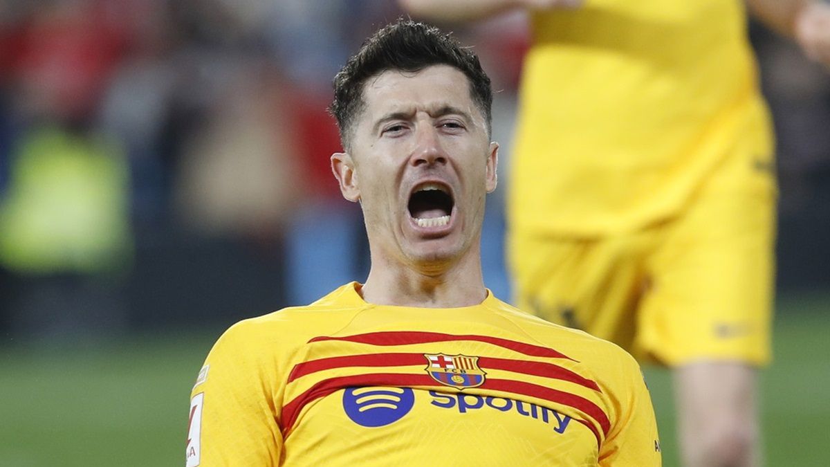 PAP/EPA / Salvador Sas / Na zdjęciu: Robert Lewandowski