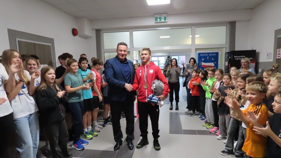 Wojtek Witecki został 1 grudnia powitany przez szkolną społeczność Zespołu Szkół Sportowych im. Polskich Olimpijczyków