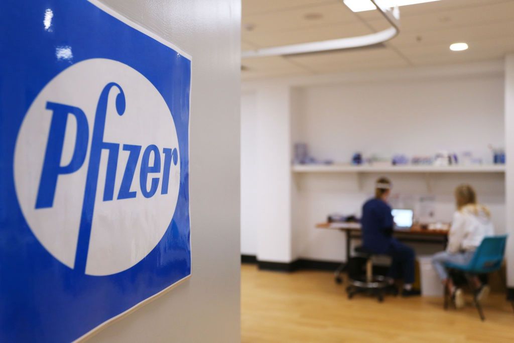 Mężczyzna zmarł 4 godziny po szczepieniu. Pfizer wydał oświadczenie