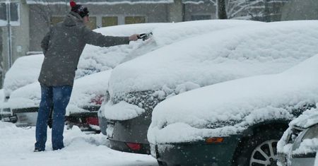 Zimowe obowiązki Polaków. Pensja minimalna za nieodśnieżone auto