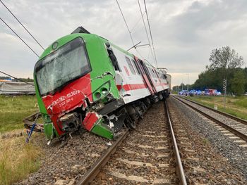 Groźny wypadek na przejeździe kolejowym pod Sokółką: Zderzenie szynobusu z ciężarówką