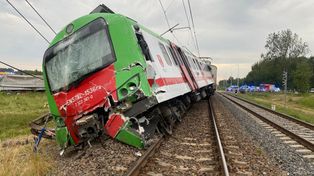 Groźny wypadek na przejeździe kolejowym pod Sokółką: Zderzenie szynobusu z ciężarówką