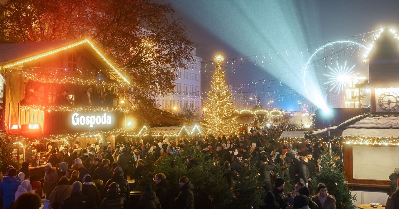 Poznań: Tłumy na jarmarku na placu Wolności w sobotni wieczór