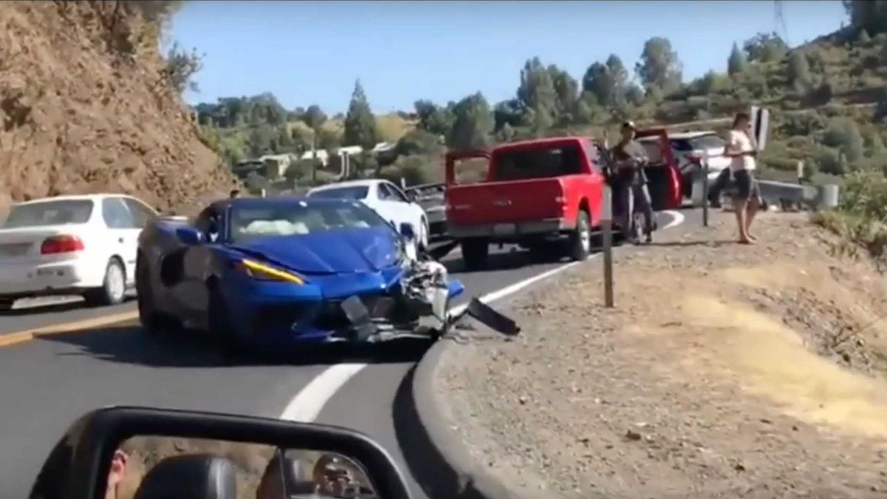 Kierowca Corvette najprawdopodobniej stracił panowanie nad pojazdem na łuku drogi.