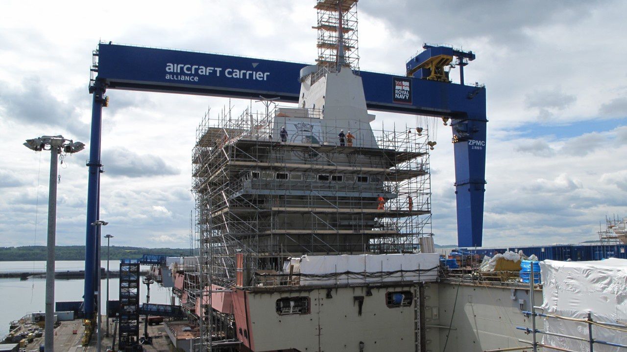 Brytyjski lotniskowiec HMS Queen Elizabeth w trakcie budowy.