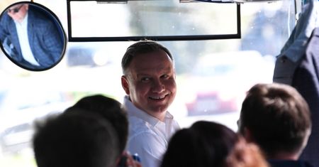 Ostatnie sondaże. Andrzej Duda i Rafał Trzaskowski idą łeb w łeb. Wybory 2020 rozstrzygną niezdecydowani