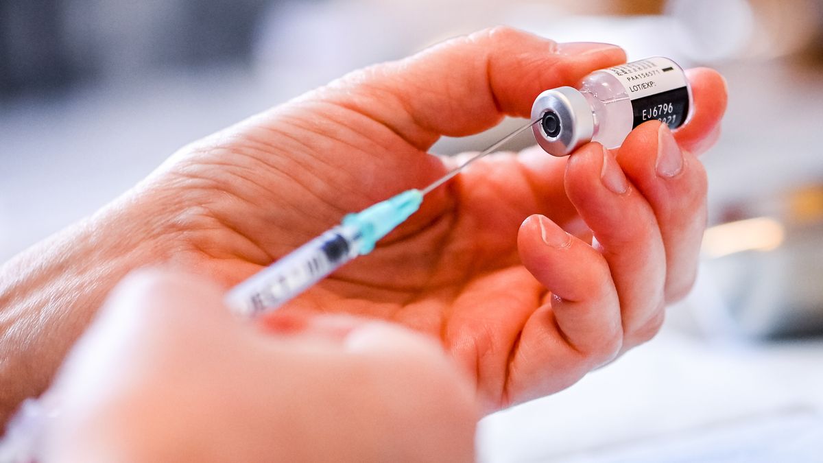 PUURS, BELGIUM - DECEMBER 28: A nurse prepares a Pfizer-BioNTech Covid-19 disease vaccine for Jos Hermans, 96 years old, at the Saint-Peter residential care center on December 28, 2020 in Puurs-Sint-Amands, Belgium. (Photo by Jasper Jacobs - Pool#OM/Getty Images) (Photo by Pool#OM/Getty Images)