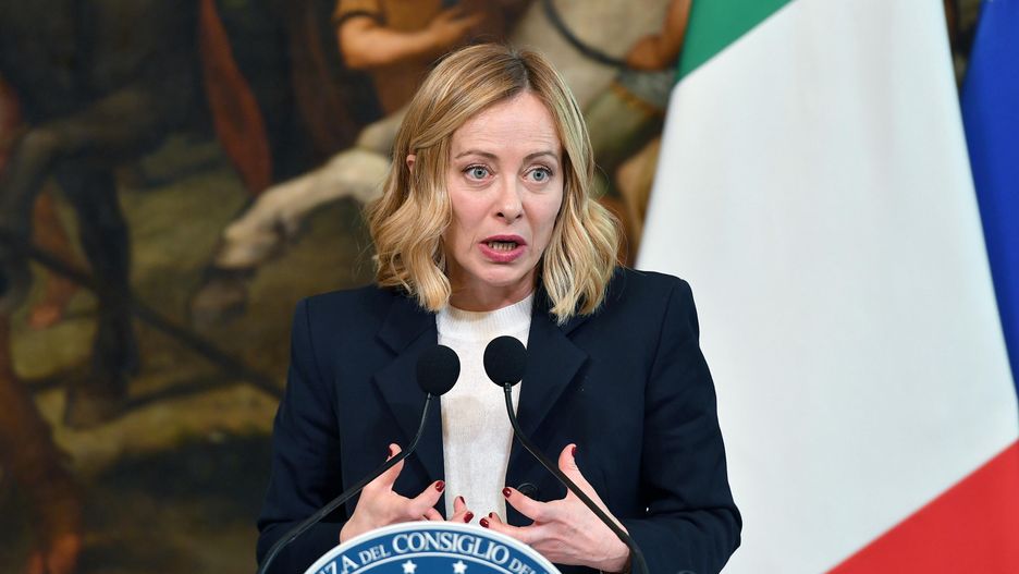 Swedish Prime Minister Ulf Kristersson visits Rome
epa11925697 Italian Prime Minister Giorgia Meloni speaks during a press conference with Swedish Prime Minister Ulf Kristersson (not pictured) following their meeting at the Chigi Palace in Rome, Italy, 26 February 2025.  EPA/FABIO CIMAGLIA 
Dostawca: PAP/EPA.
FABIO CIMAGLIA
handshake, meeting, visit, mic, flags