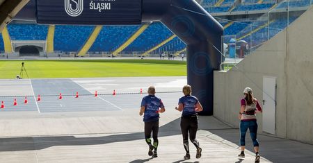 Śląskie. Silesia Marathon 2020 - biegacze wyruszyli na 42km trasę w grupach