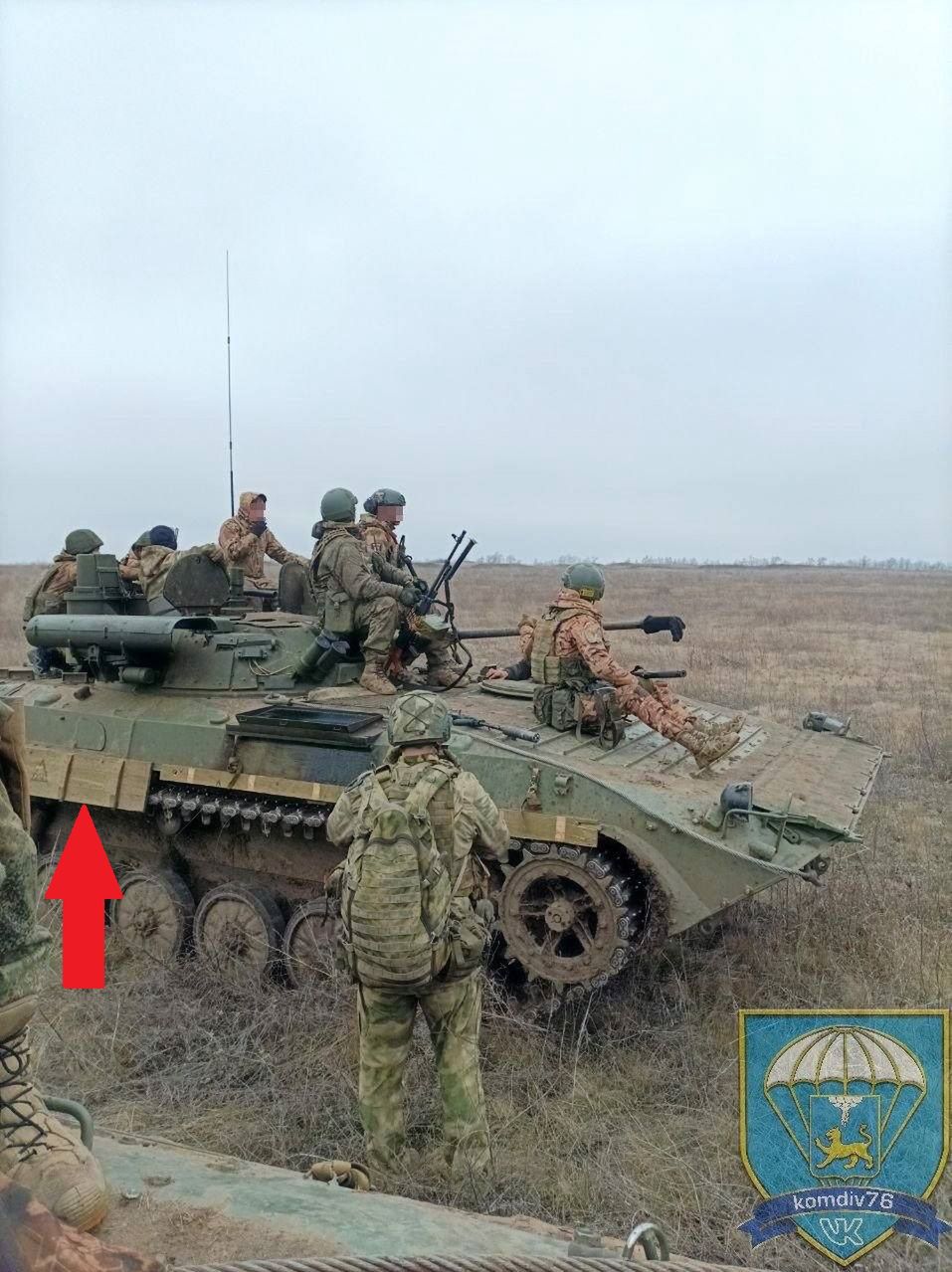 Rosyjski BMP-2M z drewnianymi dodatkami.