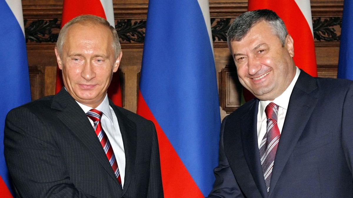 Władimir Putin i Eduard Kokojty w 2009 r.